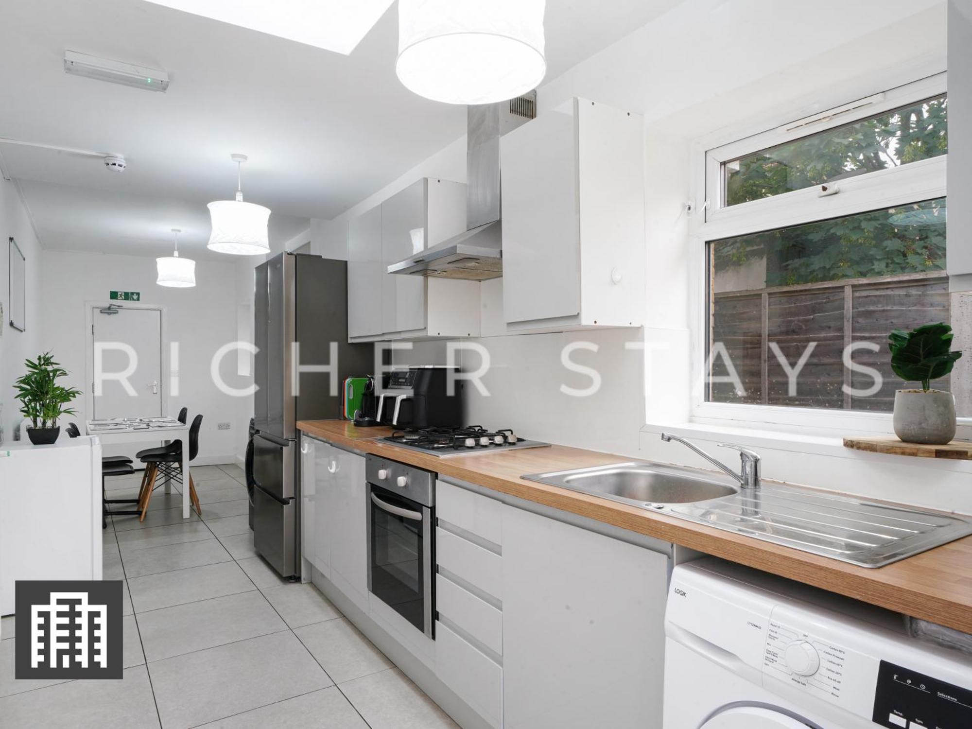 Large Home For Contractors & Families - Garden & Amenities 런던 외부 사진
