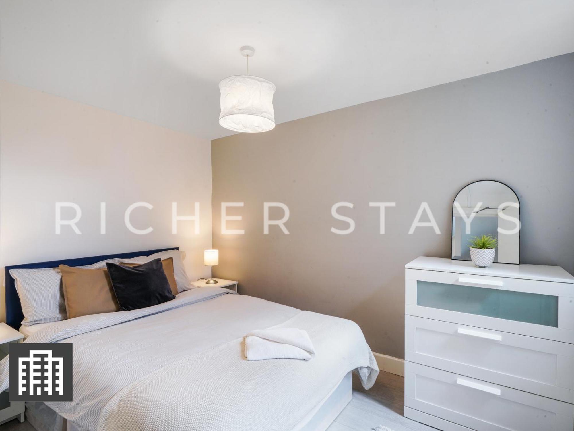 Large Home For Contractors & Families - Garden & Amenities 런던 외부 사진