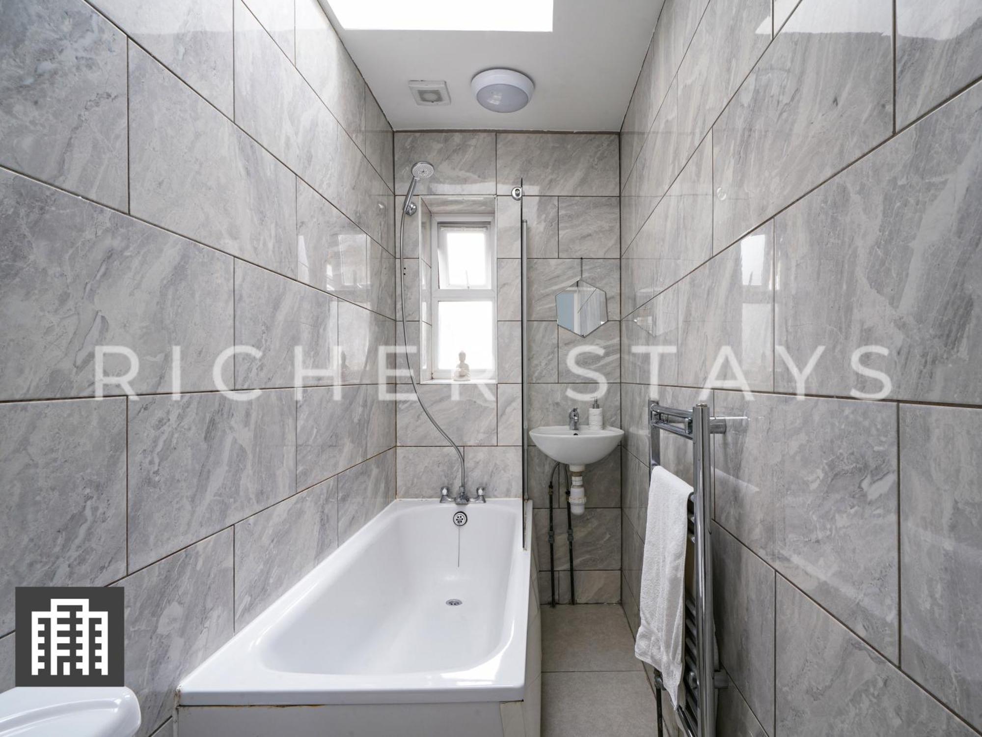 Large Home For Contractors & Families - Garden & Amenities 런던 외부 사진