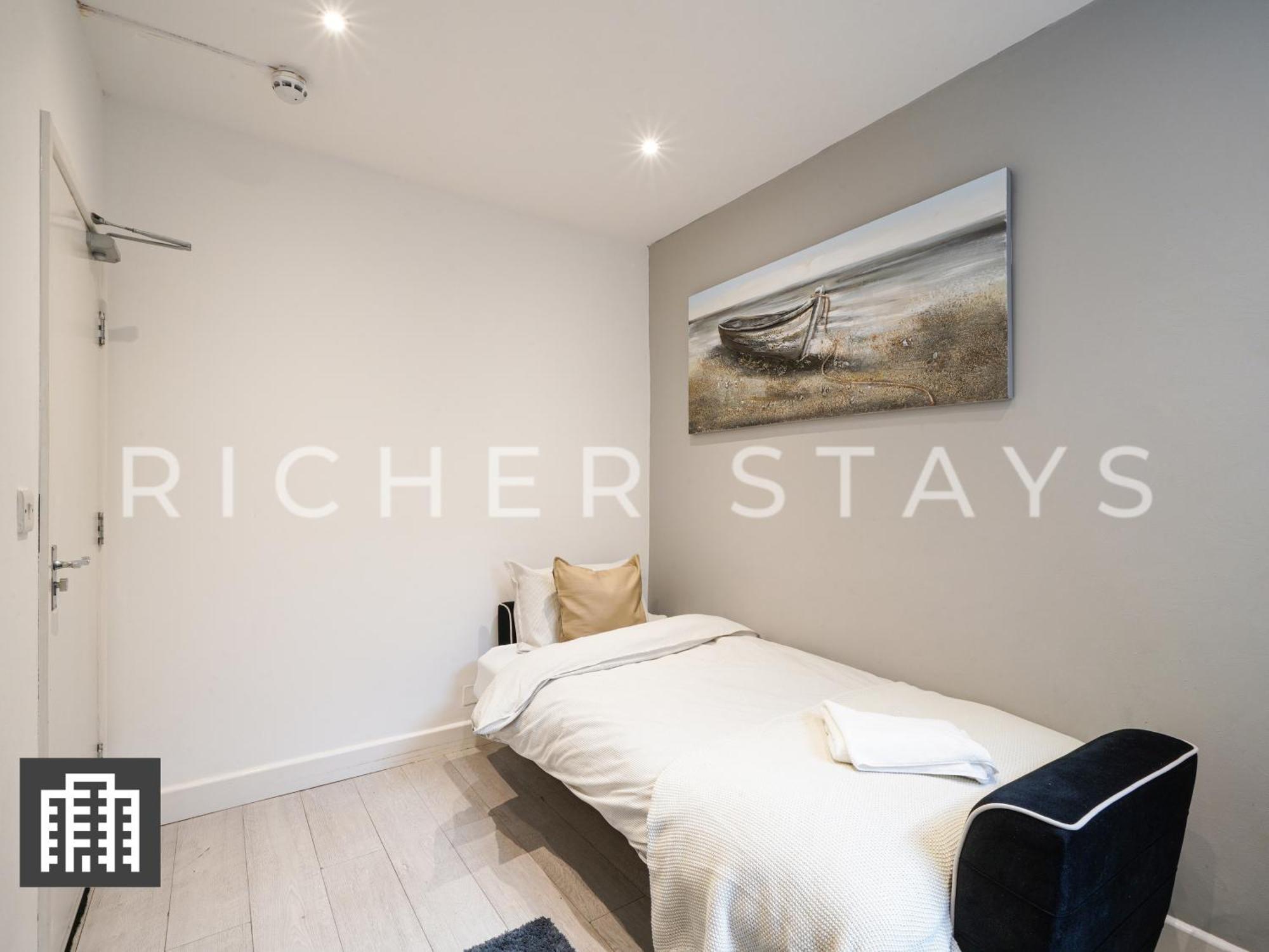 Large Home For Contractors & Families - Garden & Amenities 런던 외부 사진