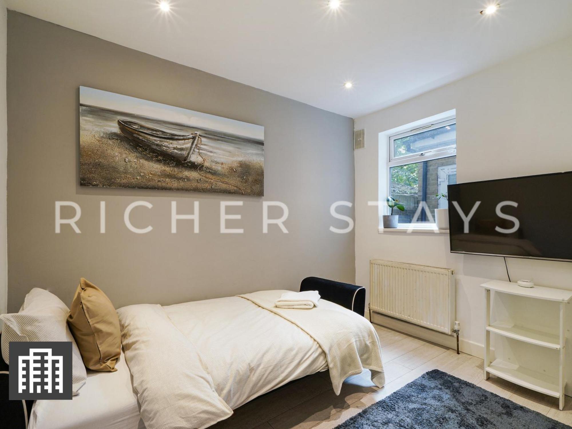 Large Home For Contractors & Families - Garden & Amenities 런던 외부 사진